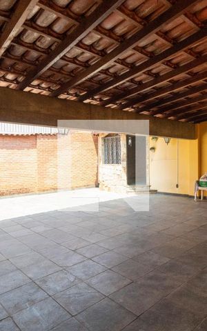 Casa à venda com 250m², 5 quartos e 4 vagas Casa à venda com 250m², 5 quartos e 4 vagasGaragem
