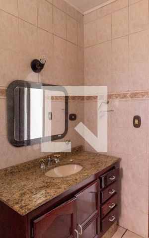 Casa à venda com 250m², 5 quartos e 4 vagas Casa à venda com 250m², 5 quartos e 4 vagasBanheiro 2