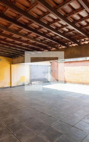 Casa à venda com 250m², 5 quartos e 4 vagas Casa à venda com 250m², 5 quartos e 4 vagasGaragem