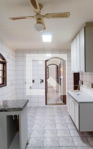 Casa à venda com 250m², 5 quartos e 4 vagas Casa à venda com 250m², 5 quartos e 4 vagasCozinha