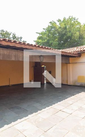 Casa à venda com 250m², 5 quartos e 4 vagas Casa à venda com 250m², 5 quartos e 4 vagasGaragem