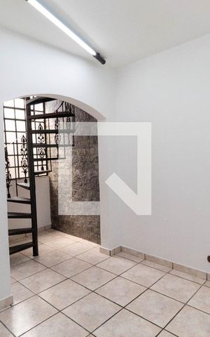 Casa à venda com 250m², 5 quartos e 4 vagas Casa à venda com 250m², 5 quartos e 4 vagasEscritório