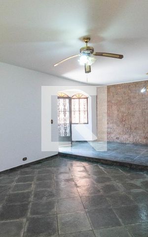 Casa à venda com 250m², 5 quartos e 4 vagas Casa à venda com 250m², 5 quartos e 4 vagasSala