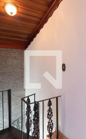Casa à venda com 250m², 5 quartos e 4 vagas Casa à venda com 250m², 5 quartos e 4 vagasCorredor