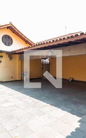 Casa à venda com 250m², 5 quartos e 4 vagas Casa à venda com 250m², 5 quartos e 4 vagasGaragem