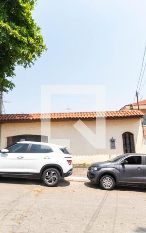 Casa à venda com 250m², 5 quartos e 4 vagas Casa à venda com 250m², 5 quartos e 4 vagasFachada