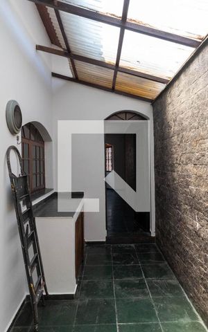 Casa à venda com 250m², 5 quartos e 4 vagas Casa à venda com 250m², 5 quartos e 4 vagasCorredor