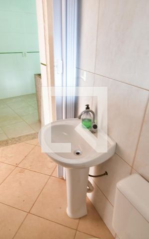 Casa para alugar com 500m², 6 quartos e 8 vagasEdícula - Banheiro