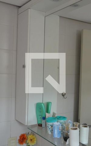 Apartamento à venda com 180m², 4 quartos e 2 vagas Apartamento à venda com 180m², 4 quartos e 2 vagasBanheiro da Suíte 1