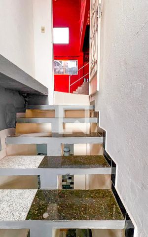 Casa à venda com 400m², 5 quartos e 5 vagas Casa à venda com 400m², 5 quartos e 5 vagasEscada