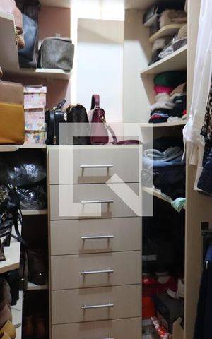 Casa à venda com 321m², 4 quartos e 4 vagasCloset