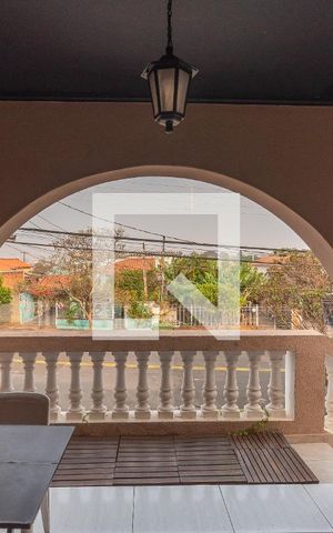 Casa à venda com 290m², 3 quartos e 3 vagas Casa à venda com 290m², 3 quartos e 3 vagasVaranda