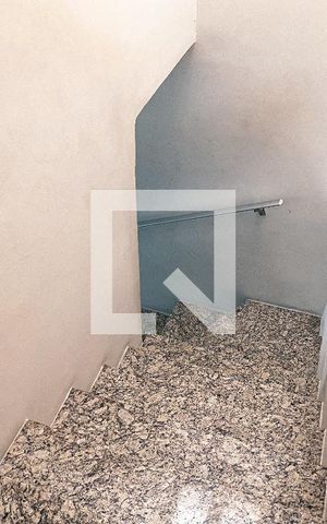 Casa à venda com 110m², 3 quartos e 2 vagasEscada