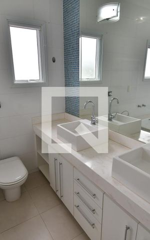 Casa de condomínio à venda com 253m², 4 quartos e 4 vagasBanheiro 1