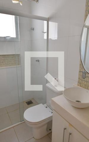 Casa de condomínio à venda com 253m², 4 quartos e 4 vagasBanheiro de serviço