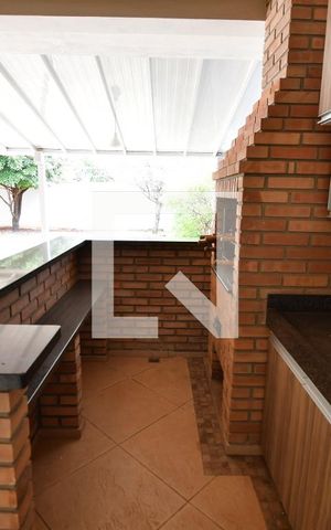 Casa de condomínio à venda com 253m², 4 quartos e 4 vagasChurrasqueira