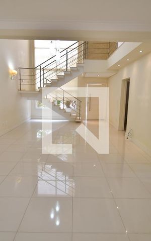 Casa de condomínio à venda com 253m², 4 quartos e 4 vagasSala