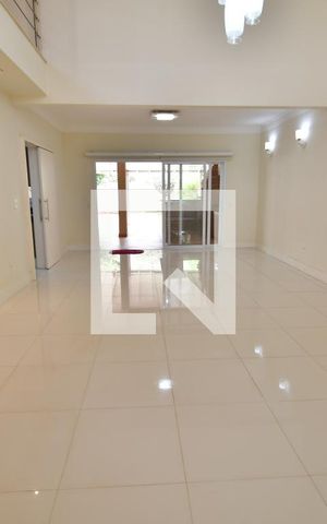 Casa de condomínio à venda com 253m², 4 quartos e 4 vagasSala