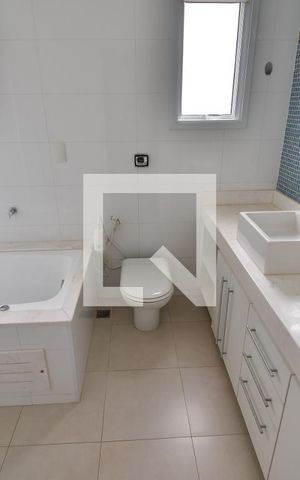 Casa de condomínio à venda com 253m², 4 quartos e 4 vagasBanheiro 1