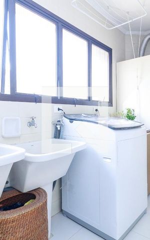 Apartamento à venda com 218m², 4 quartos e 3 vagas Apartamento à venda com 218m², 4 quartos e 3 vagasÁrea de Serviço