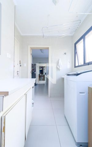 Apartamento à venda com 218m², 4 quartos e 3 vagas Apartamento à venda com 218m², 4 quartos e 3 vagasÁrea de Serviço