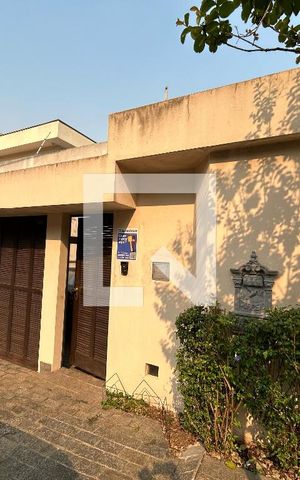 Casa à venda com 250m², 3 quartos e 4 vagas Casa à venda com 250m², 3 quartos e 4 vagasFachada da casa