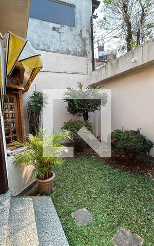 Casa à venda com 250m², 3 quartos e 4 vagas Casa à venda com 250m², 3 quartos e 4 vagasFrente