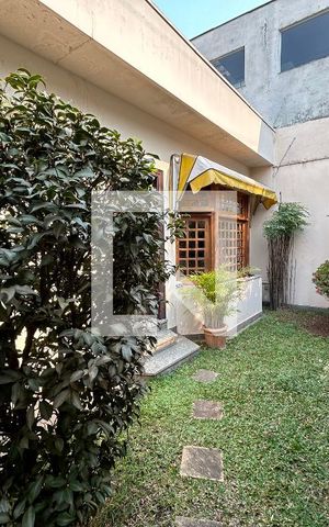 Casa à venda com 250m², 3 quartos e 4 vagas Casa à venda com 250m², 3 quartos e 4 vagasQuintal frente da casa
