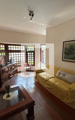 Casa à venda com 250m², 3 quartos e 4 vagas Casa à venda com 250m², 3 quartos e 4 vagasSala