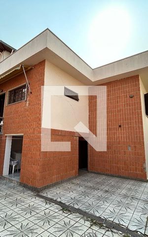 Casa à venda com 250m², 3 quartos e 4 vagas Casa à venda com 250m², 3 quartos e 4 vagasQuintal
