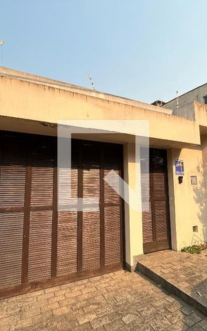 Casa à venda com 250m², 3 quartos e 4 vagas Casa à venda com 250m², 3 quartos e 4 vagasFachada da casa