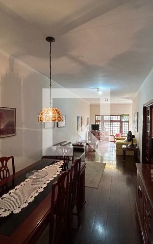 Casa à venda com 250m², 3 quartos e 4 vagas Casa à venda com 250m², 3 quartos e 4 vagasSala