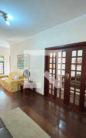 Casa à venda com 250m², 3 quartos e 4 vagas Casa à venda com 250m², 3 quartos e 4 vagasSala