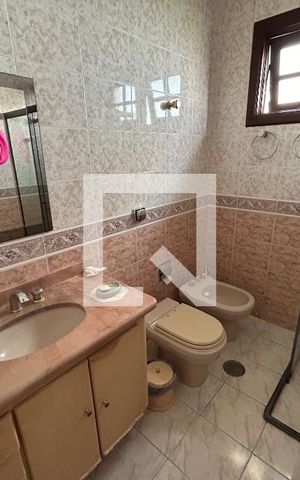 Casa à venda com 250m², 3 quartos e 4 vagas Casa à venda com 250m², 3 quartos e 4 vagasBanheiro