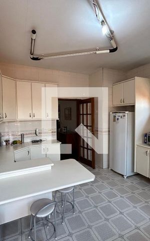 Casa à venda com 250m², 3 quartos e 4 vagas Casa à venda com 250m², 3 quartos e 4 vagasCozinha