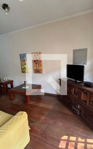 Casa à venda com 250m², 3 quartos e 4 vagas Casa à venda com 250m², 3 quartos e 4 vagasSala