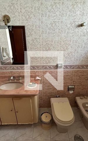 Casa à venda com 250m², 3 quartos e 4 vagas Casa à venda com 250m², 3 quartos e 4 vagasBanheiro