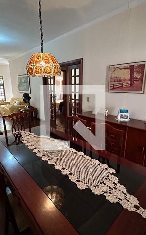 Casa à venda com 250m², 3 quartos e 4 vagas Casa à venda com 250m², 3 quartos e 4 vagasSala