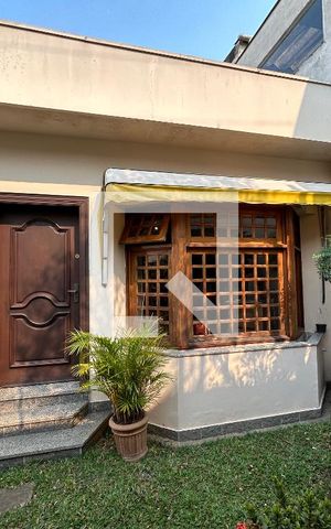Casa à venda com 250m², 3 quartos e 4 vagas Casa à venda com 250m², 3 quartos e 4 vagasFrente