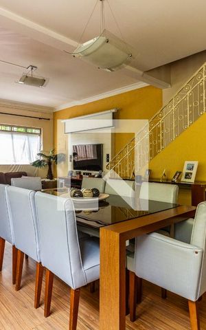 Casa à venda com 240m², 3 quartos e 5 vagas Casa à venda com 240m², 3 quartos e 5 vagasSala