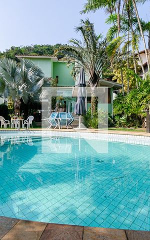 Casa de condomínio à venda com 370m², 5 quartos e 3 vagas Casa de condomínio à venda com 370m², 5 quartos e 3 vagasQuintal