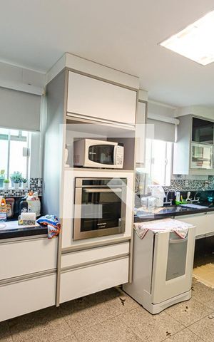 Casa de condomínio à venda com 370m², 5 quartos e 3 vagas Casa de condomínio à venda com 370m², 5 quartos e 3 vagasCozinha