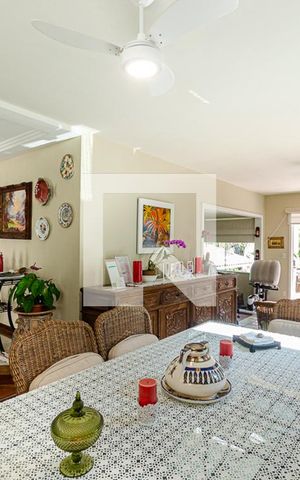 Casa de condomínio à venda com 370m², 5 quartos e 3 vagas Casa de condomínio à venda com 370m², 5 quartos e 3 vagasSala