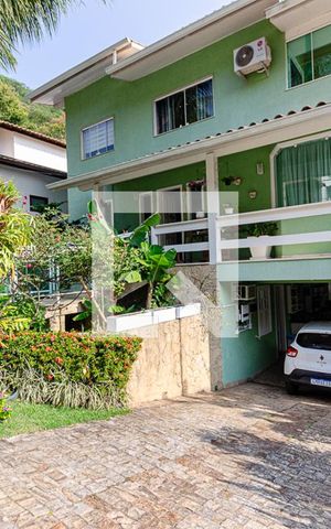 Casa de condomínio à venda com 370m², 5 quartos e 3 vagas Casa de condomínio à venda com 370m², 5 quartos e 3 vagasFachada