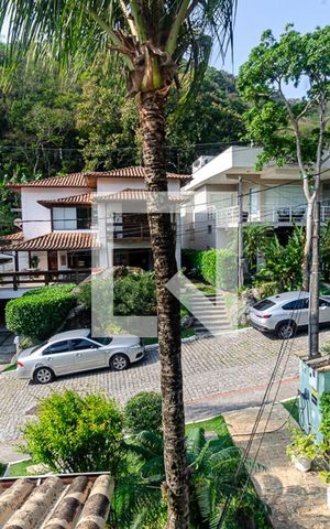 Casa de condomínio à venda com 370m², 5 quartos e 3 vagas Casa de condomínio à venda com 370m², 5 quartos e 3 vagasQuarto 1