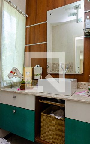 Casa de condomínio à venda com 370m², 5 quartos e 3 vagas Casa de condomínio à venda com 370m², 5 quartos e 3 vagaslavabo
