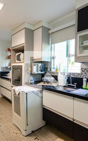 Casa de condomínio à venda com 370m², 5 quartos e 3 vagas Casa de condomínio à venda com 370m², 5 quartos e 3 vagasCozinha