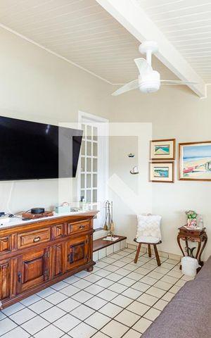 Casa de condomínio à venda com 370m², 5 quartos e 3 vagas Casa de condomínio à venda com 370m², 5 quartos e 3 vagasSala