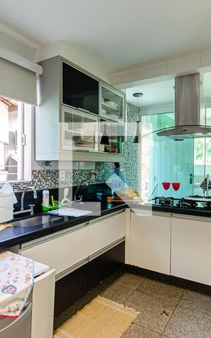 Casa de condomínio à venda com 370m², 5 quartos e 3 vagas Casa de condomínio à venda com 370m², 5 quartos e 3 vagasCozinha