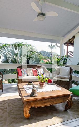 Casa de condomínio à venda com 370m², 5 quartos e 3 vagas Casa de condomínio à venda com 370m², 5 quartos e 3 vagasVaranda da Sala